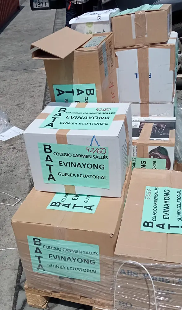 Cajas de envío etiquetadas para Guinea Ecuatorial.
