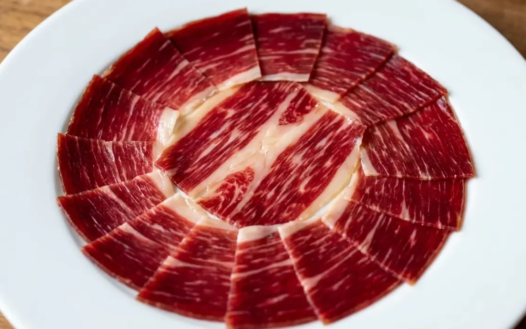 Plato de jamón ibérico cortado en lonchas